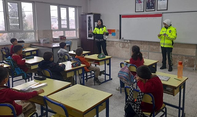 Trafik kurallarını polis ablalarından öğrendiler