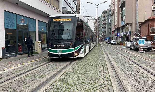 Tramvay yolundaki keyif uykusunu vatman bozdu