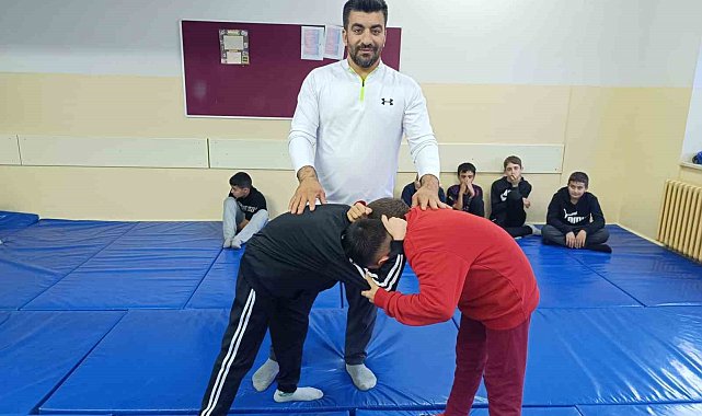 Tunceli&#039;de çocuklar ata sporu güreş ile sosyalleşiyor