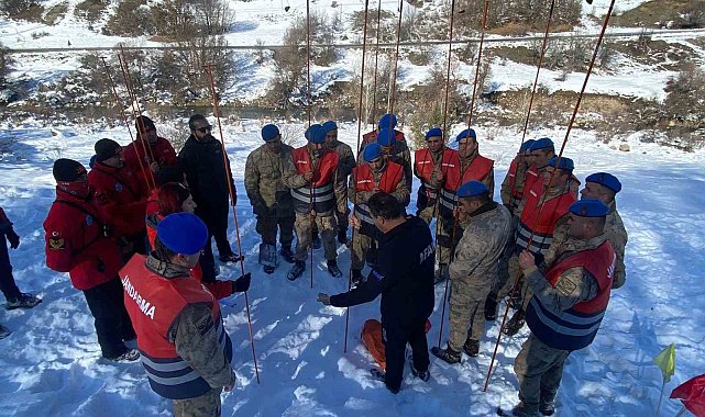 Tunceli'de jandarmaya çığda arama kurtarma eğitimi verildi