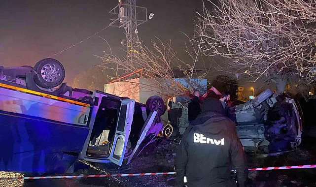 Turgutlu'da feci kaza... Hafif ticari araç ile işçi taşıyan kamyonet çarpıştı: 1'i ağır 6 yaralı