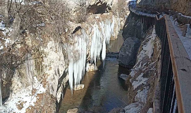 Turistik vadide dev buz sarkıtları oluştu