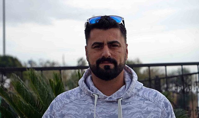 Tuttuğu boyu kadar köpek balığını sahilde kucaklayıp denize bıraktı