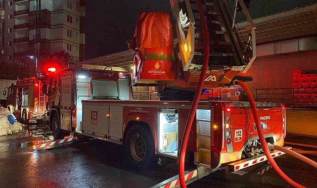 Ümraniye'de AVM'de korkutan yangın