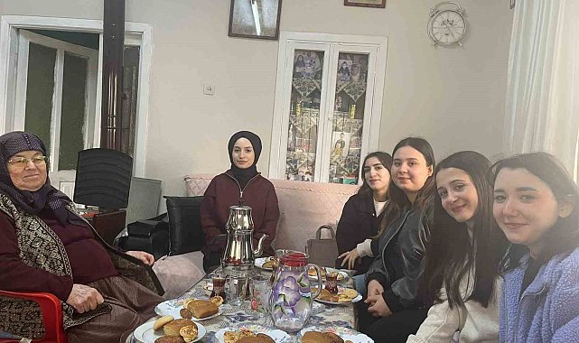 Üniversiteli gençler yaşlı çınarlar ve kardeşlerini unutmadı