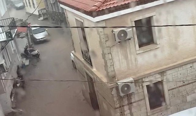 Ünlü tatil merkezi Çeşme'de caddeler göle döndü