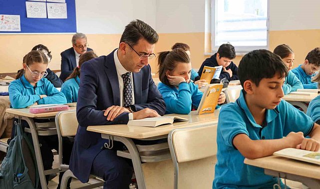 Vali Aygöl, öğrencilerle önce kitap okudu sonra voleybol oynadı