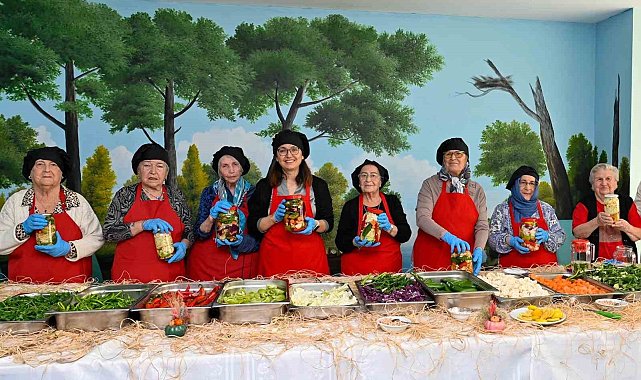 Vali Kaya, huzurevi sakinleriyle turşu kurdu