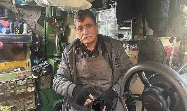 Yağışlar ayakkabı tamircilerinin işlerini artıyor