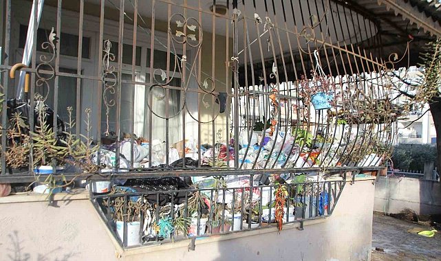 Yaşlı kadının evinden 2 kamyon dolusu çöp çıktı