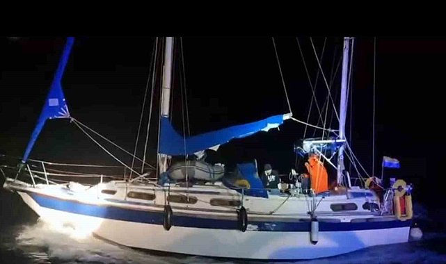 Yelkenli teknede düzensiz göçmenler ile 4 göçmen kaçakçısı yakalandı