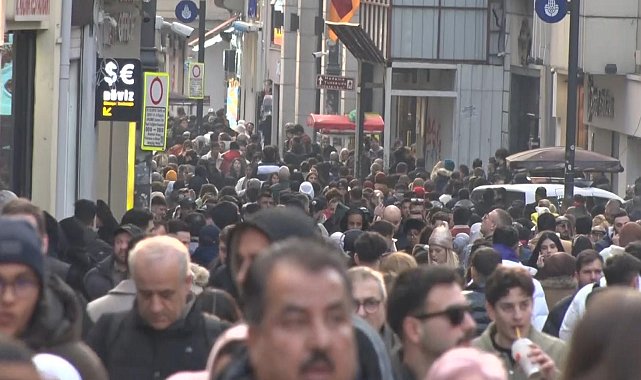 Yeni yıla saatler kala Taksim'e akın ettiler
