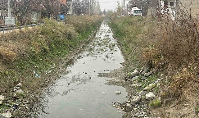 Yeşiltepe'te kanal çöplükten geçilmiyor