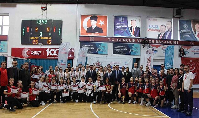 Yıldız kızlar voleybolda Hürriyet Ortaokulu birinci oldu