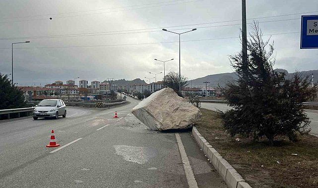 Yola düşen tonlarca ağırlığındaki mermer blok sürücülere zor anlar yaşattı