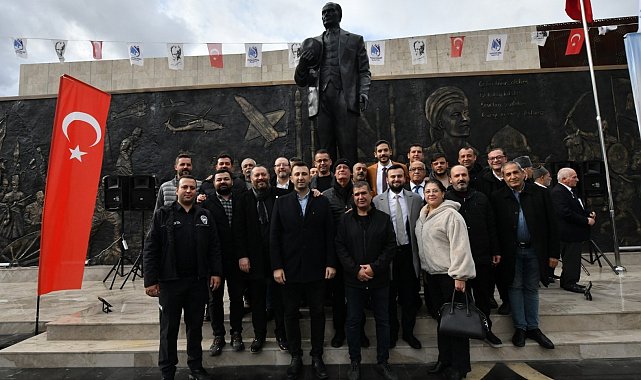 Yunusemre 100. Yıl Meydanı Atatürk heykeliyle taçlandı