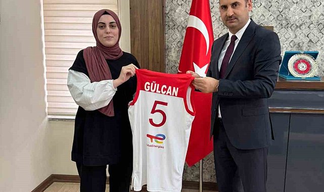 Yurtlig çekilişinden forma kazanana öğrenciye hediyesi verildi