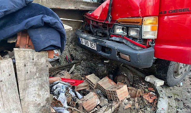Zeytin yüklü kamyonet eve çarptı: 1 ölü, 2 yaralı