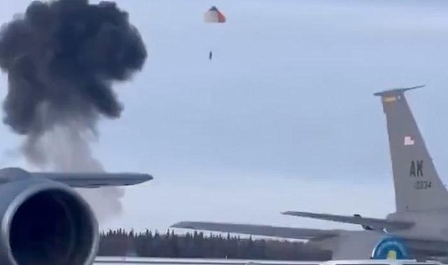 Alaska&#039;da F-35 uçağı düştü: Pilot koltuktan fırladı!