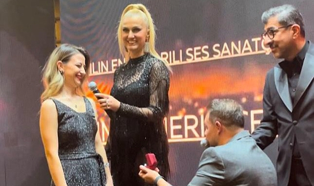 Altın Melek Ödülleri Sahnesi Evlilik Teklifi İle Renklendi