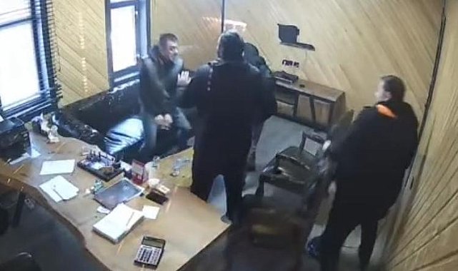 Fabrika sahibinin mucize kurtuluşu! Haraç alamayınca tetiğe bastı, silahı tutukluk yaptı... İş adamı sandalyeyi siper ederek kaçtı