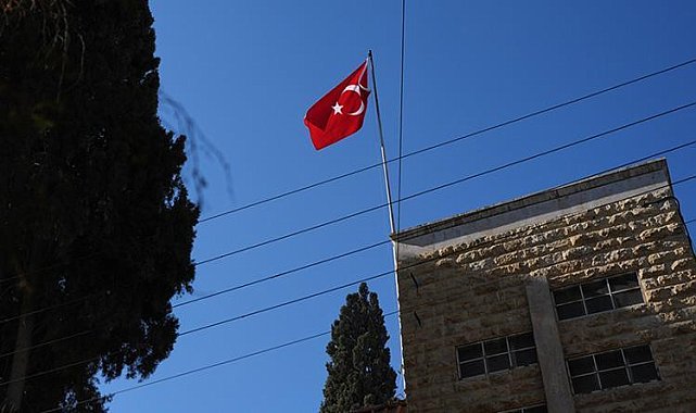 Halep Başkonsolosluğu'nda Türk bayrağı göndere çekildi