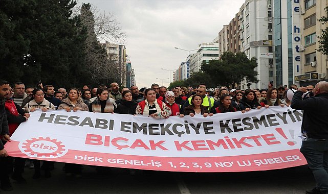 İzmir Büyükşehir Belediyesi'nde maaşları kesintiye uğrayan işçilerden eylem