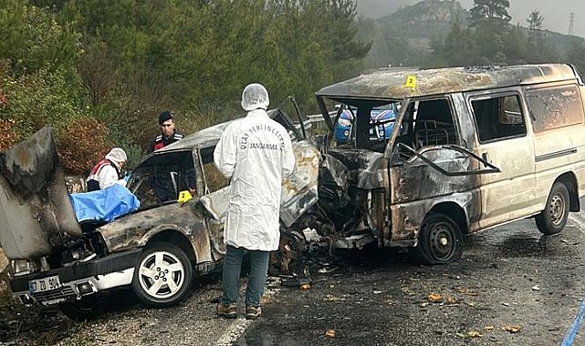 İzmir&#039;de feci kaza! Otomobil alev aldı: 1 kişi hayatını kaybetti, 3 kişi yaralandı