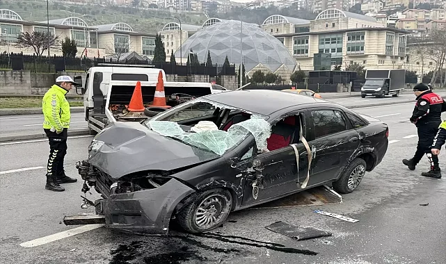 Kağıthane&#039;de Aydınlatma Direğine Çarpan Otomobilde Yaralanma