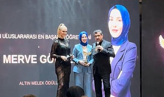 Öğretmen Merve Gökçen Yılın Uluslararası En Başarılı Eğitmeni Ödülünü Aldı