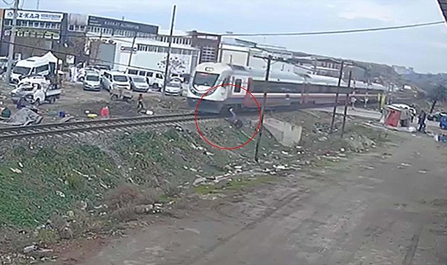 Raydan geçerken tren çarptı: Feci şekilde can verdi