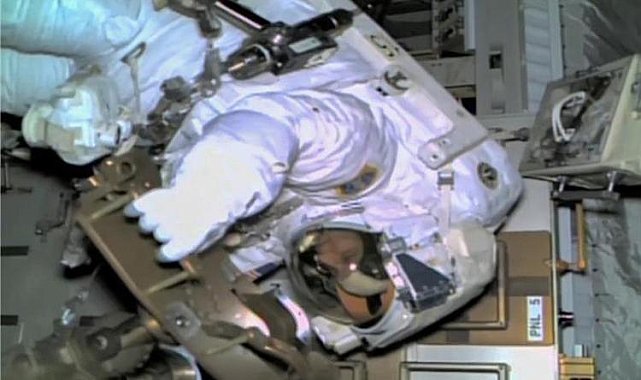Uzayda mahsur kalan astronotlardan biri 7 ayın ardından uzay yürüyüşüne çıktı