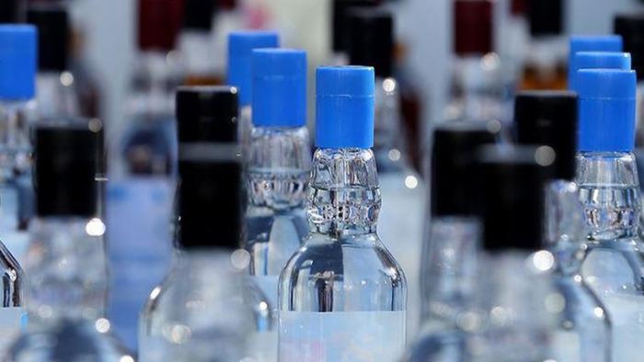 Ankara ve İstanbul’dan sonra Adana! Tek bir evde yapılan baskında 2 bin 800 litre sahte içki ele geçirildi