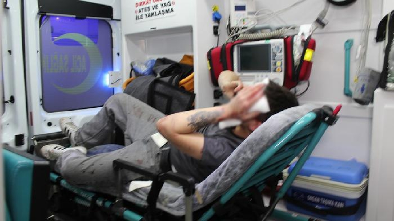 'Dur' ihtarına uymayan ehliyetsiz sürücüye peş peşe ceza kesildi! Kaçmaya çalışırken kaza yaptı babasını arayıp ağladı: "Baba kafam kanıyor, adamda bir şey yok"