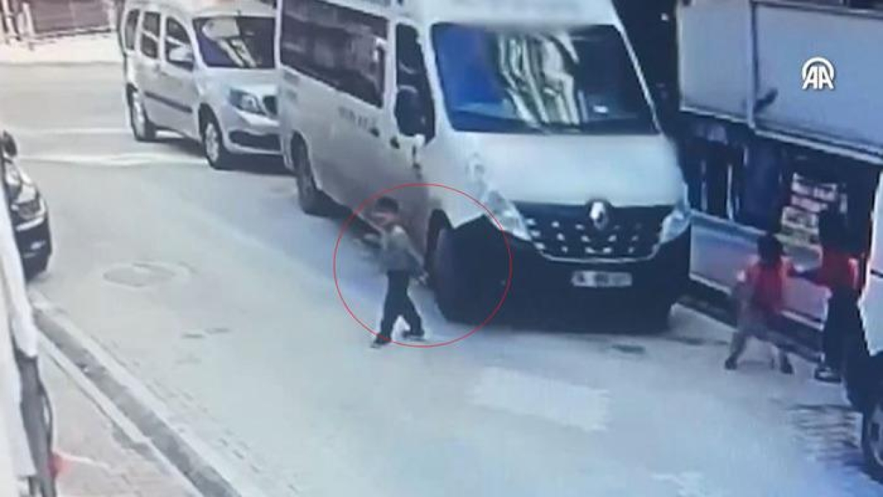 Esenyurt'ta korkunç kaza! Servis minibüsü 5 yaşındaki çocuğa çarptı, oyun oynarken aracın altında kaldı