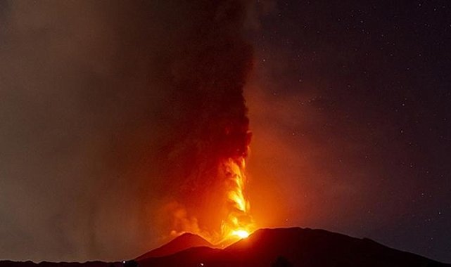 Etna Yanardağı'ndaki lav akışı sürüyor