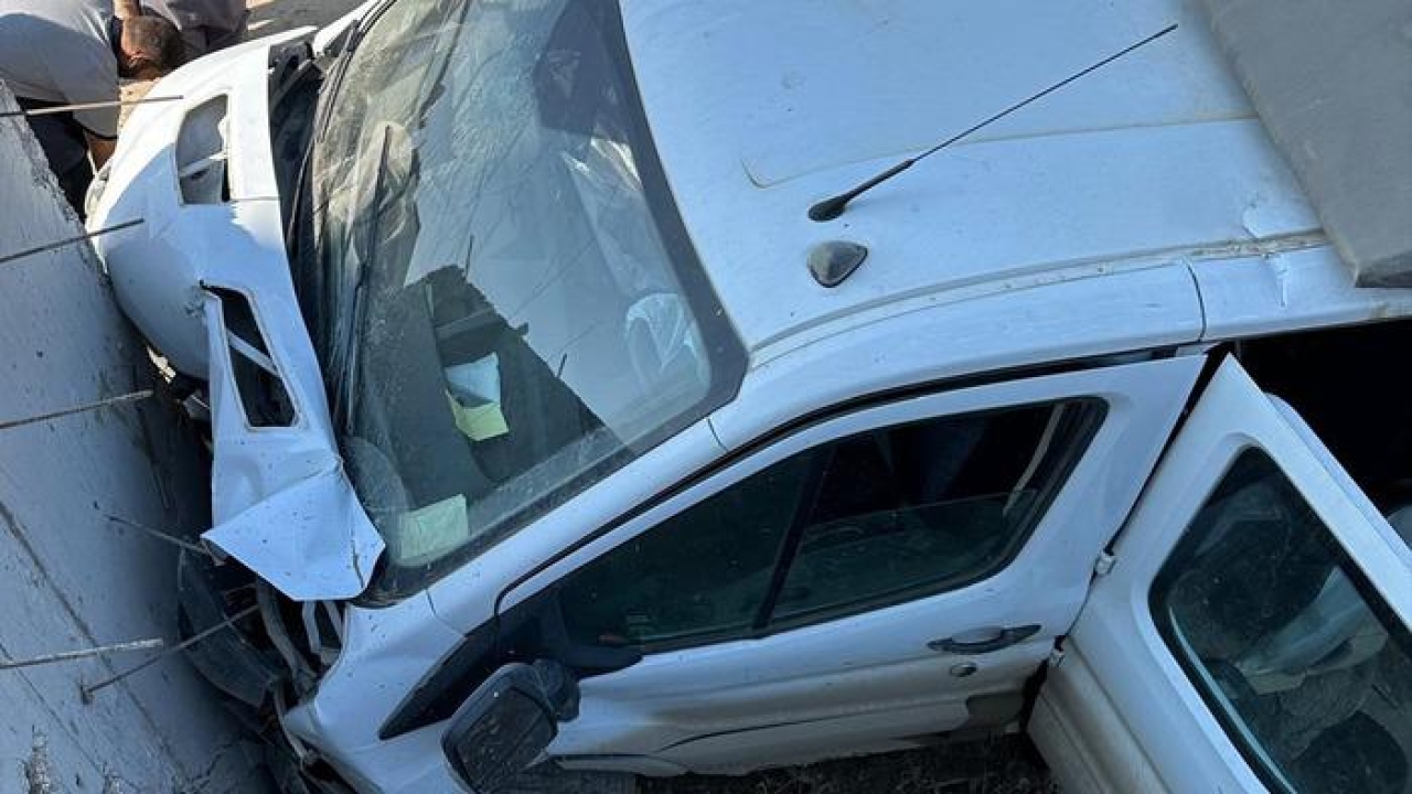 Hatay'da akılalmaz kaza! Sol şeritten sağa dönmeye çalıştı, istinat duvarı 'dur' diyemedi sonu dere oldu