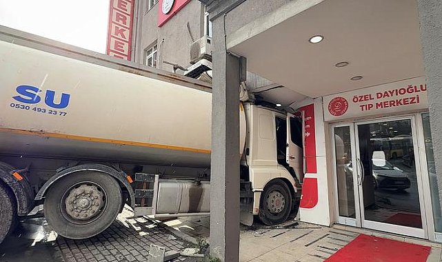 İstanbul&#039;da facianın eşiğinden dönüldü! Freni boşalan su tankeri binaya daldı