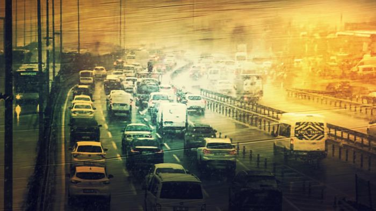 İstanbul kara teslim! Hava ve deniz trafiği durdu, araçlar ilerleyemiyor... Yoğunluk yüzde 90'a ulaştı