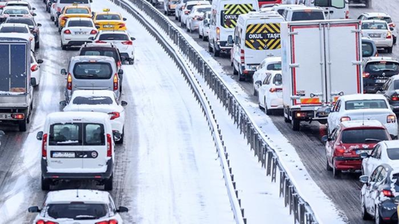 İstanbul’da dik yokuşta zor anlar: Araçlar kayarak ilerledi! Kar yağışının etkili olduğu bölgeler…