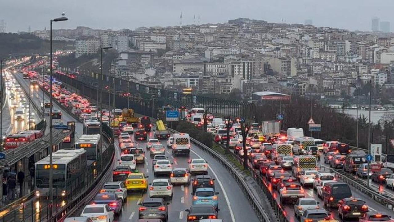 İstanbul'da trafik yoğunluğu: Anadolu yakasında yoğunluk yüzde 87! Yollar resmen kilitlendi