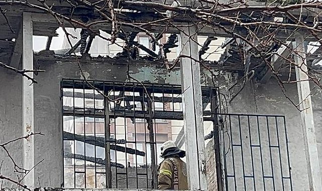 Küçükçekmece&#039;de 2 katlı binada çıkan yangın çıktı! Ekiplerin müdahalesiyle kısa sürede söndürüldü