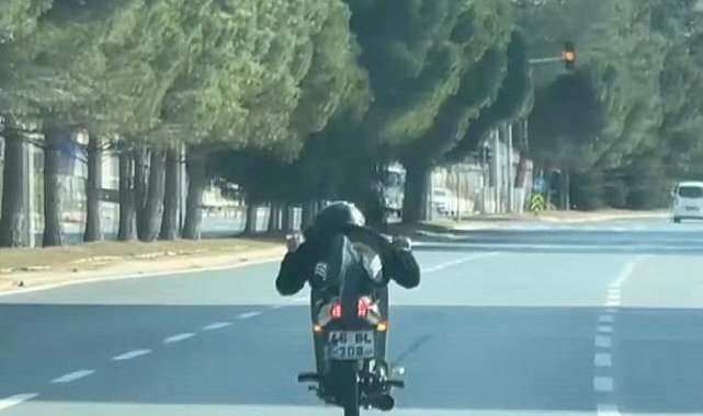 Motosiklet üzerinde canlarını hiçe saydılar! Ehliyetsiz sürücülere rekor ceza: O anlar saniye saniye kaydedildi