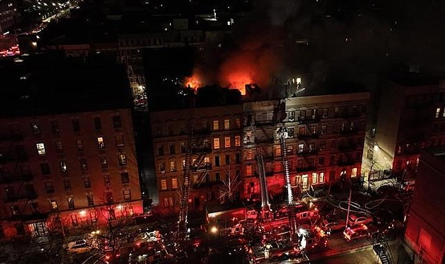 New York&#039;ta 5 katlı apartmanda yangın