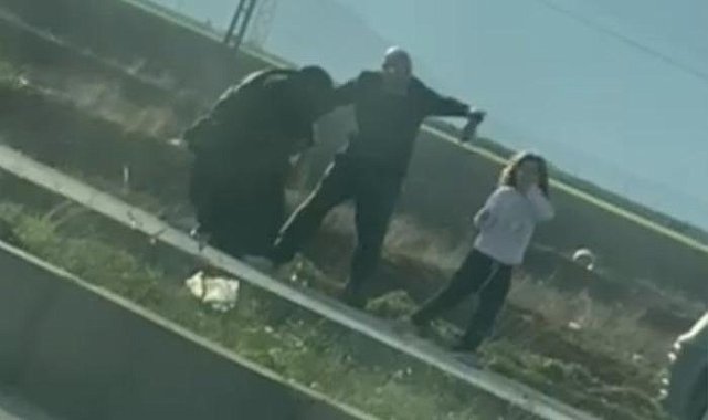 Yol ortasında korkunç olay... Kadını saçlarından sürükleyip, kız çocuğunu da darbettiler!