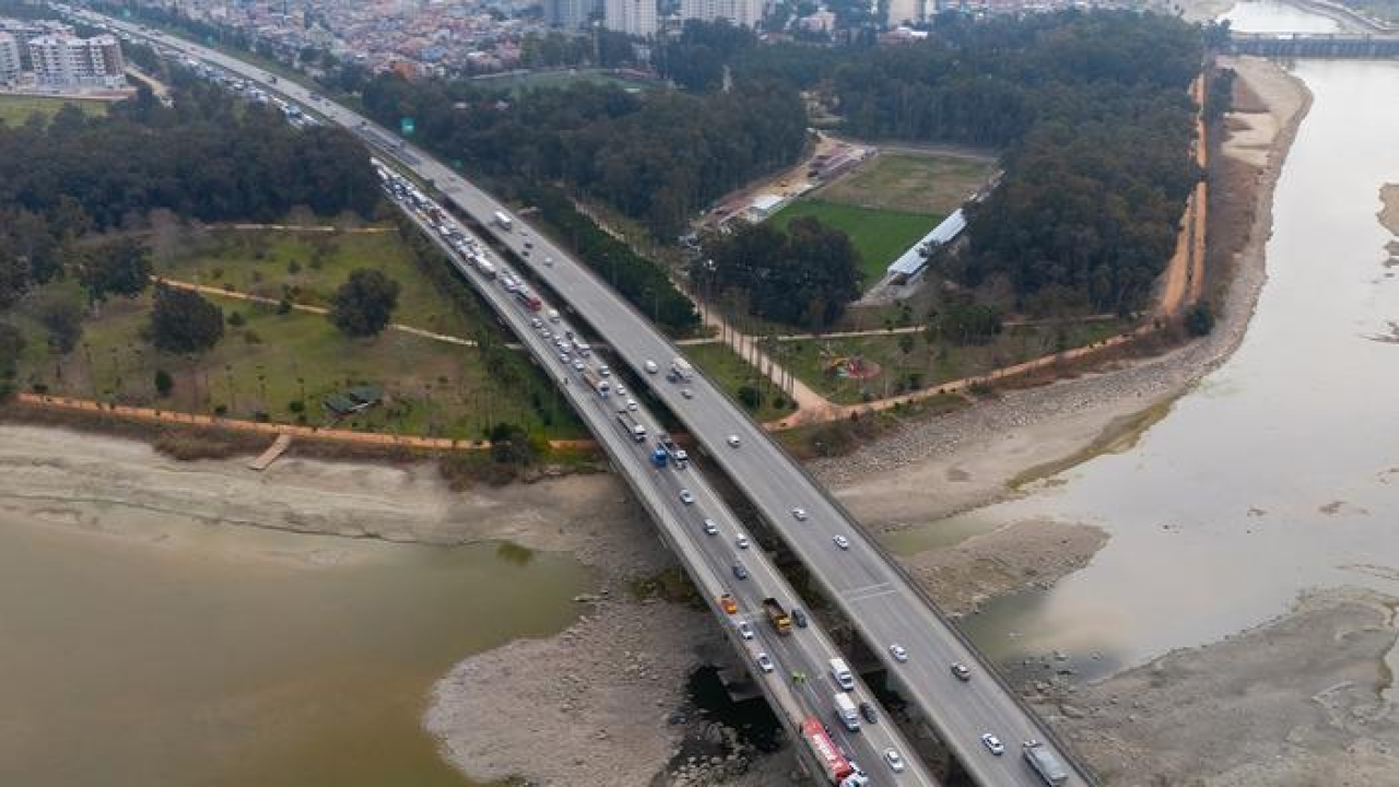 Adana’da otoyolda trafik kitlendi! Meydana gelen tır kazası nedeniyle kilometrelerce kuyruk oluştu