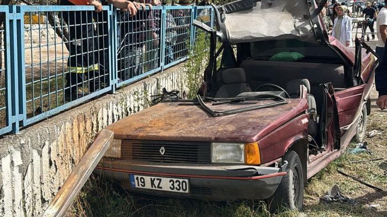 Amasya’da korkunç kaza! Otomobil reklam panosuna çarptı: 5 kişi yaralandı