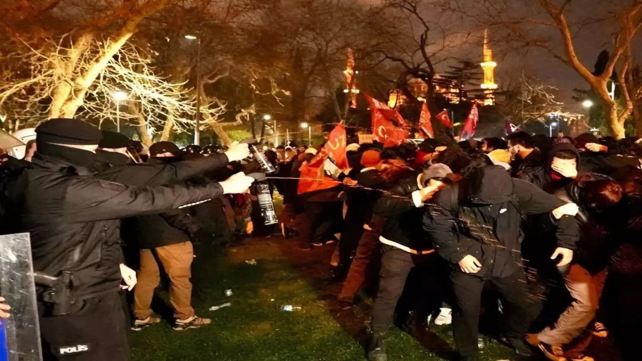 Ankara ve İzmir'de gösteri yasağı uzatıldı