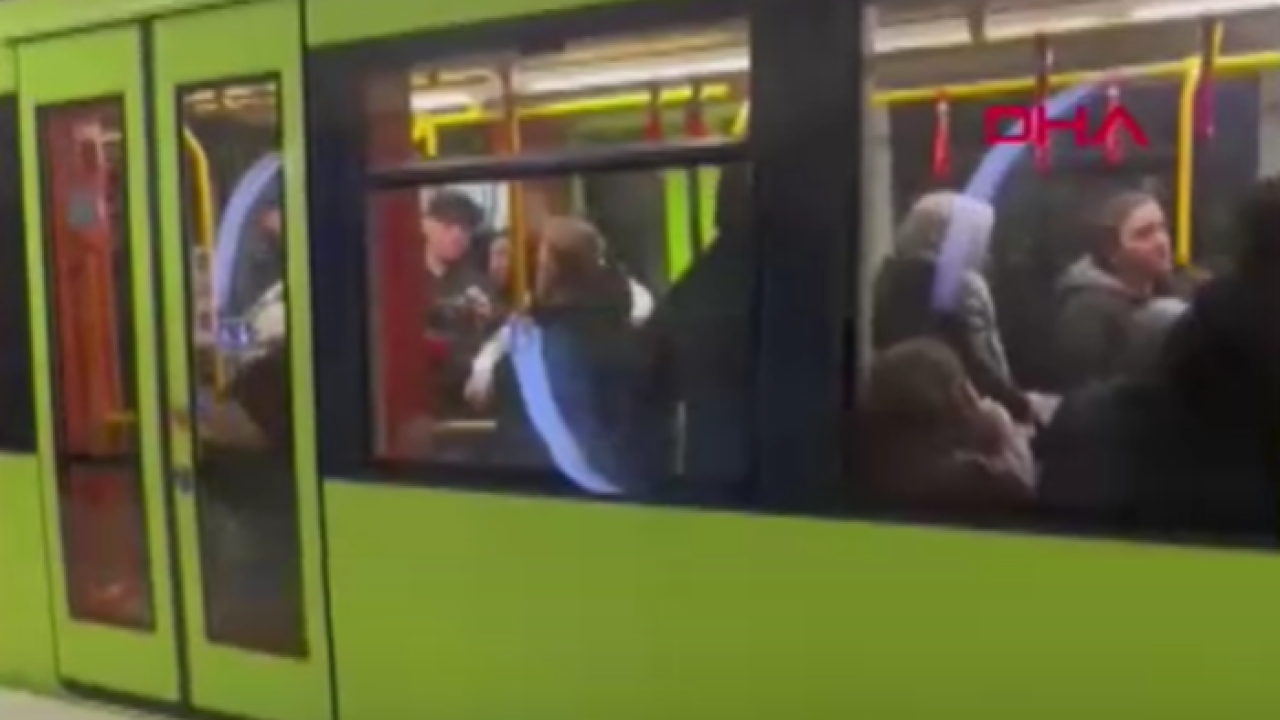 Başka bir yolcuya hakaret ettiği iddia edilen kişiyi, durakta metrodan attılar!