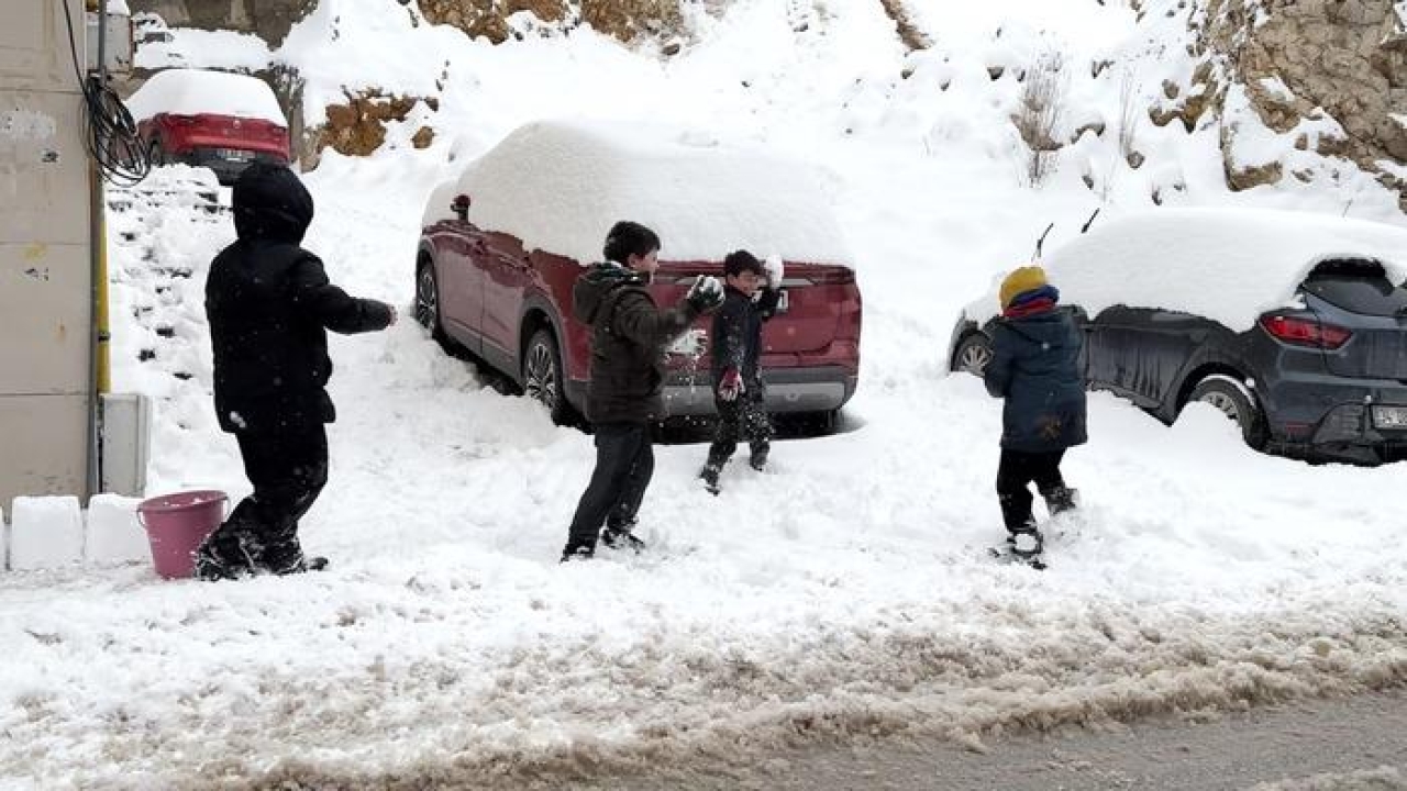 Bayburt'ta birçok köy yolu kardan kapandı